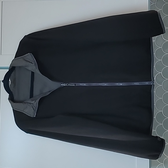 Lands End Reversible Fleece. Black/Gray and Size Medium - Picture 6 of 8